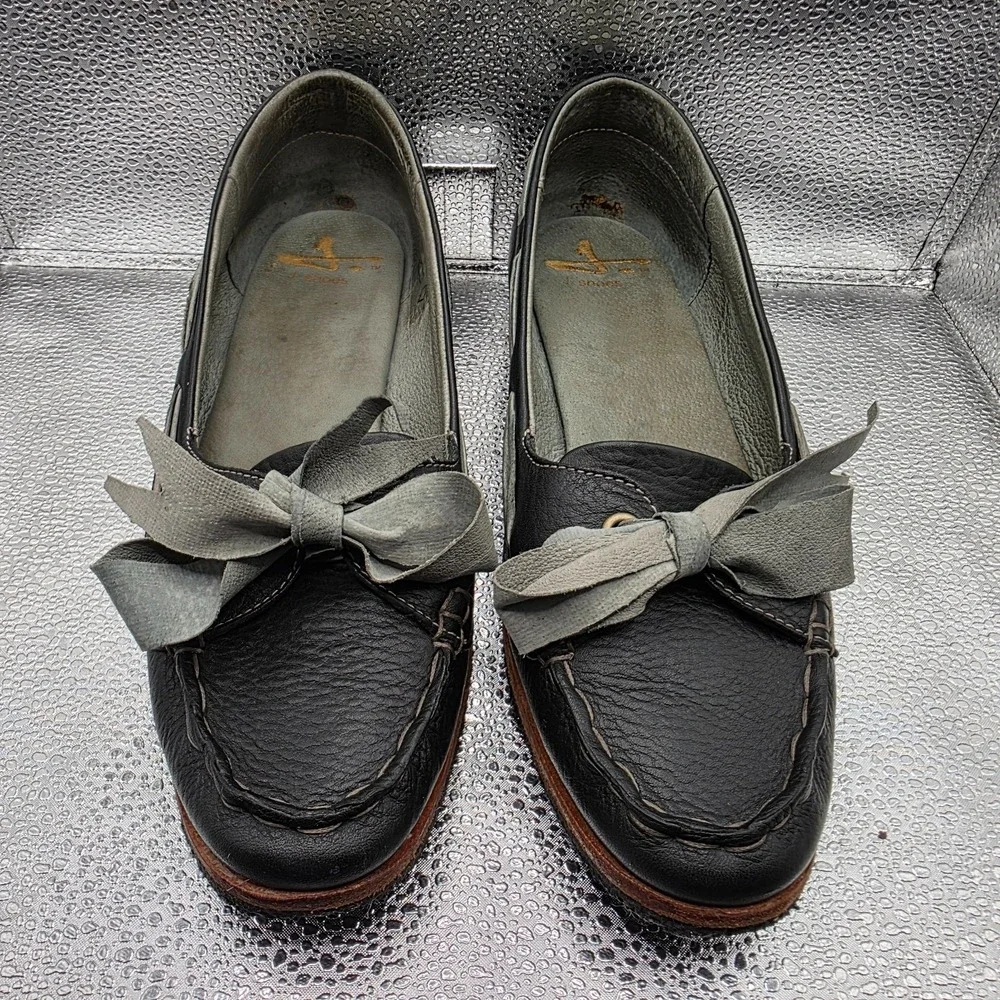 J Shoes‎ Latitude Leather Boat Shoes Women's Size 9.5 Navy - Blue Suede Laces